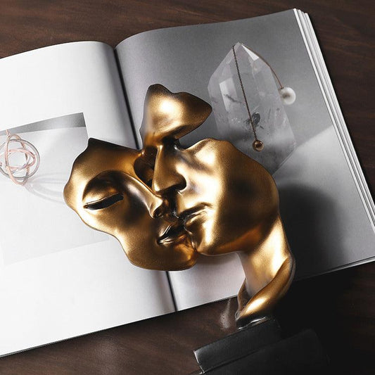 Mountyq Eternal Embrace – Luxury Romantic Sculpture with Timeless Elegance